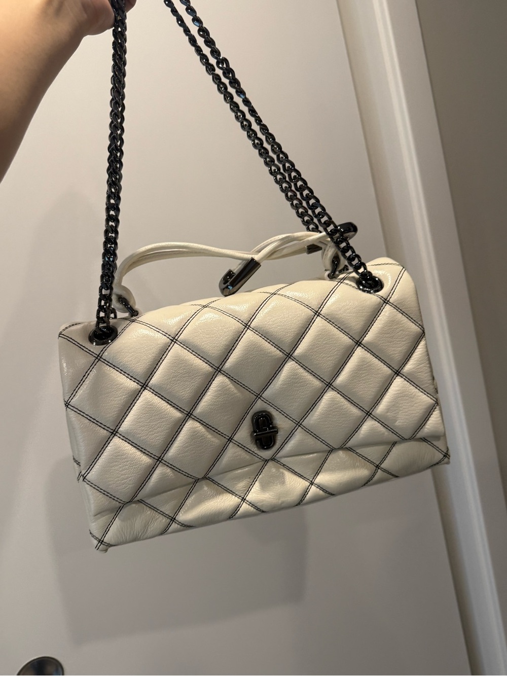 Marc Jacobs Cream Quilted Shoulder Bag with Gunmetal Chain (never used) - Picture 5 of 11